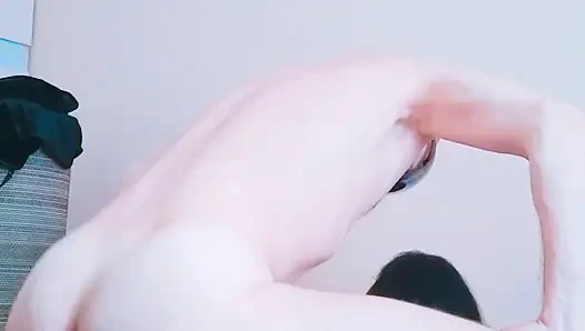 Seksi, olgun ve sıska bir model pornoda elini deniyor