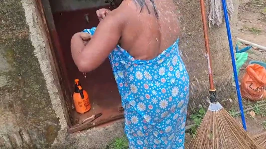 Ibu tiri yang hot mandi di luar ruangan