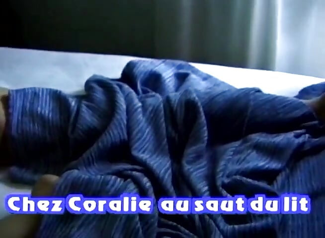 Esmer sürtük duşta yarak emiyor ve mastürbasyon yapıyor