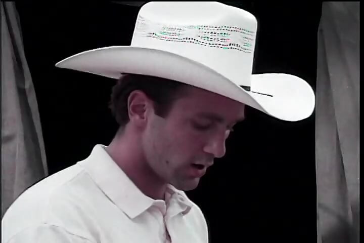 Cowboy kulit putih panas mendapat alatnya yang kaku disepong oleh cowok kulit hitam yang bersemangat