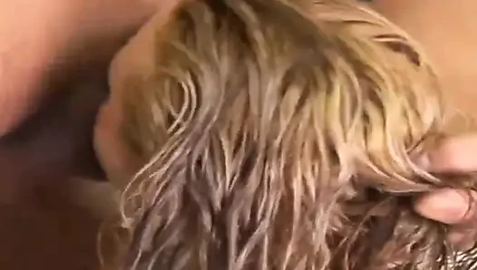 Memek cewek hot rambut pirang ini dijilat dan dientot habis-habisan di bak mandi