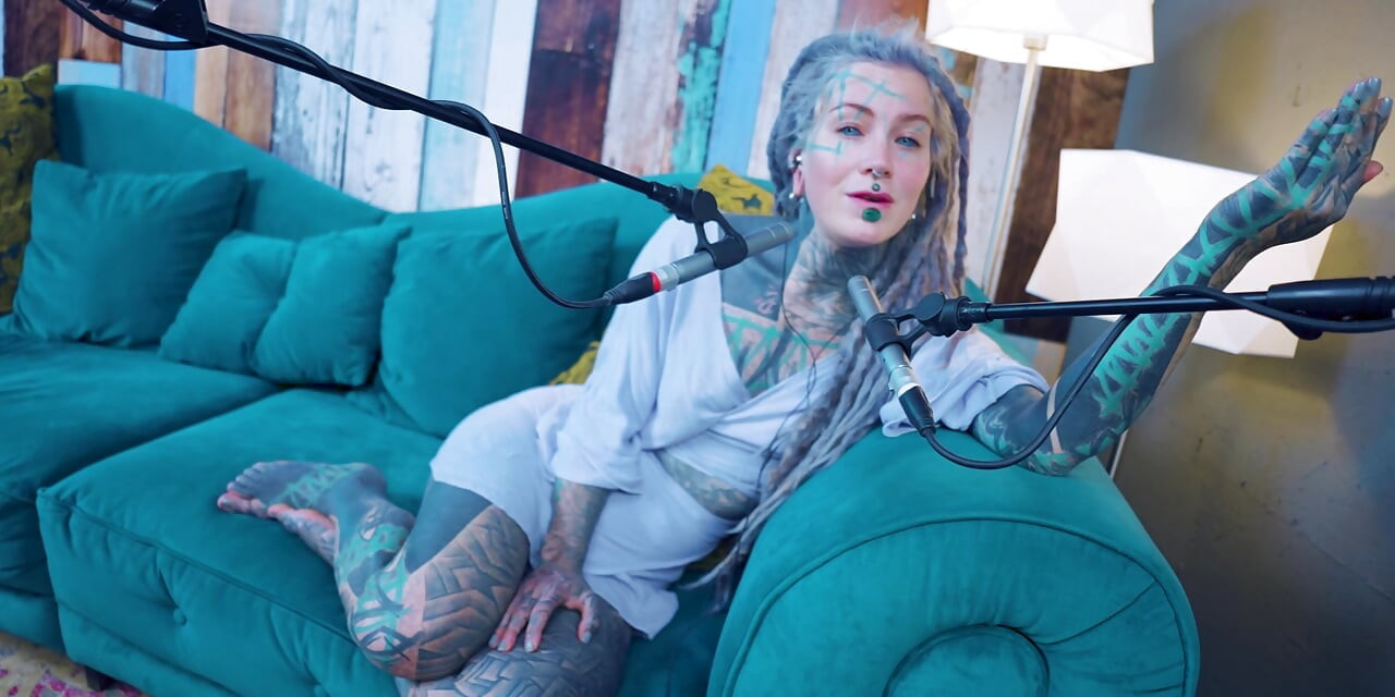 Hablo de O - Overcome - asmr podcast sfw hablando gótica flaca chica dreadlocks tatuada modelo chica tatuada