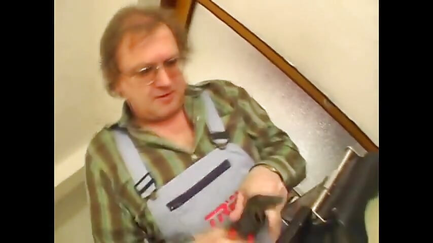 Faz-tudo simula lesão para foder com enfermeira