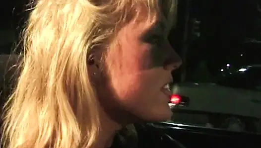 Versaute Taxifahrt mit heißer Blondine