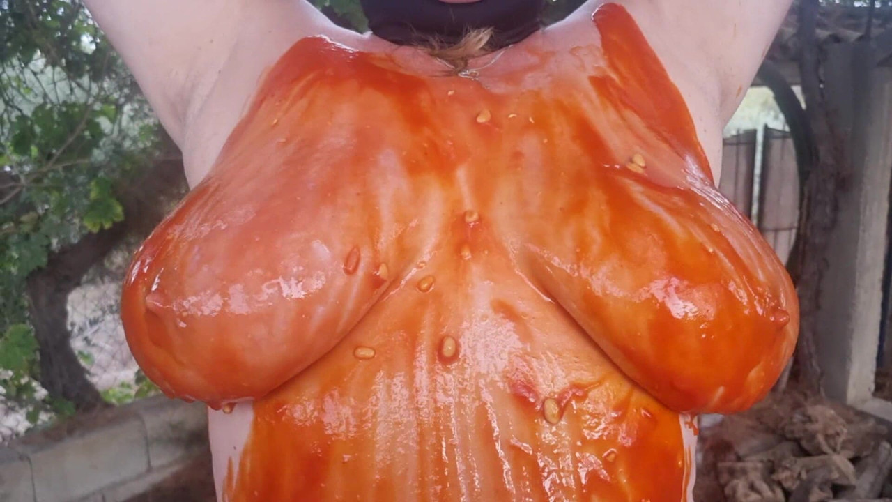 Julie Cunningham sploshing - clip ngắn bị chậm lại về bộ ngực ôm của tôi phủ đầy đậu đang bị lắc về phía từ từ. Bắn nước