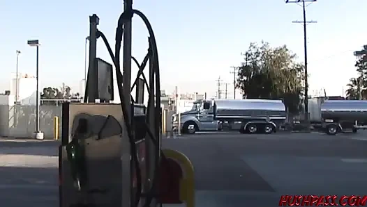 Benzin istasyonunda halka açık çıplaklık Goldie Coxx'un hepsini pompalatıyor