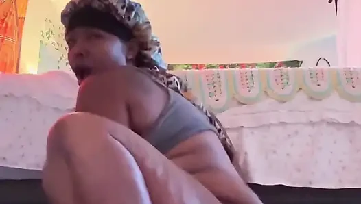 Seksi büyük memeli zenci büyük dildoyla amına sert biniyor