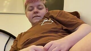 Trans boy Alexander gra na Xboksie z wibratorem