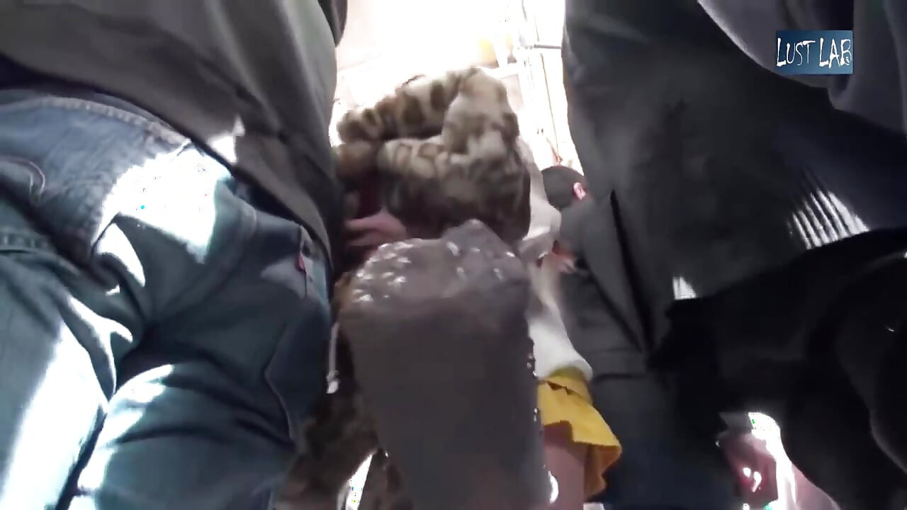 Kalabalık otobüs kaosu. Kaldırılmış mini etek ve dar kıvrımları her yolcusunu çıldırtıyor - p16