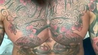 Uomo caldo del tatuaggio Billy Essex