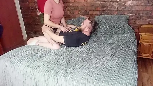 Er genoss es mit seinem sperma, das von mir tropfte