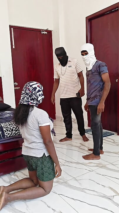 Twee agenten neuken per ongeluk huisvrouw