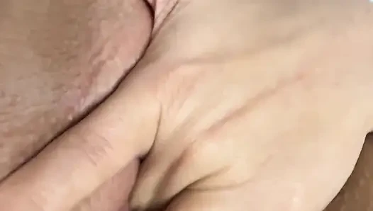 Pelacur kotor bertopeng meniduri vaginanya