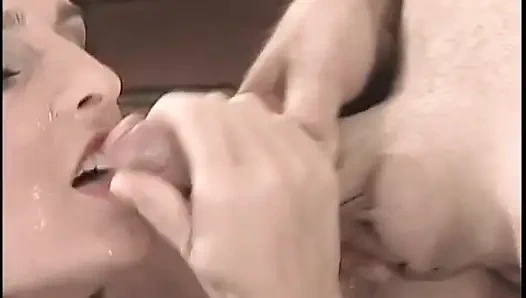 Pejantan terangsang dihisap kontolnya lalu menyetubuhi pantat cewek imut