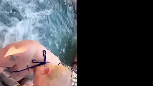 Горячая ванна, сосет хуй