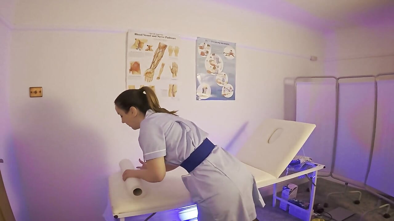 الممرضة البريطانية الحقيقية كايلي ديفيس تحب ذلك!