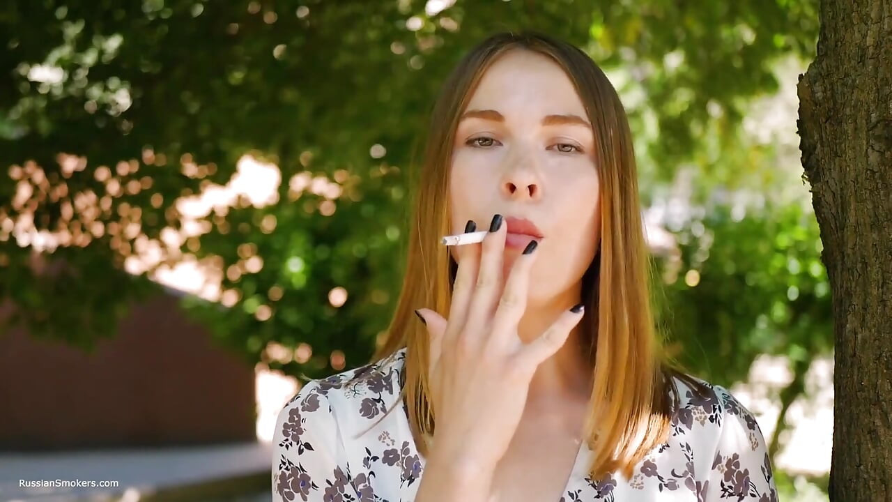 Evgeniya kouří silnou 120 mm cigaretu