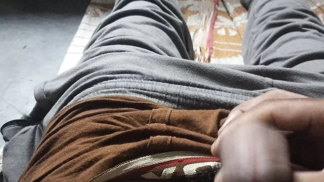 Room mein muth mar chudai karne laga aunty ki