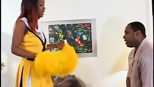 Schöne möpse, schwarzes cheerleader-schätzchen im bett bekommt sperma nach süßem fick