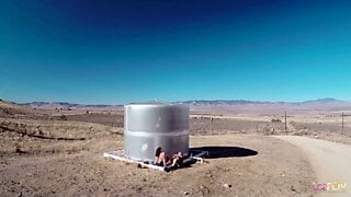 Las lesbianas tetonas están teniendo una maravillosa acción lésbica que incluye tijeras al aire libre bajo el cielo azul claro