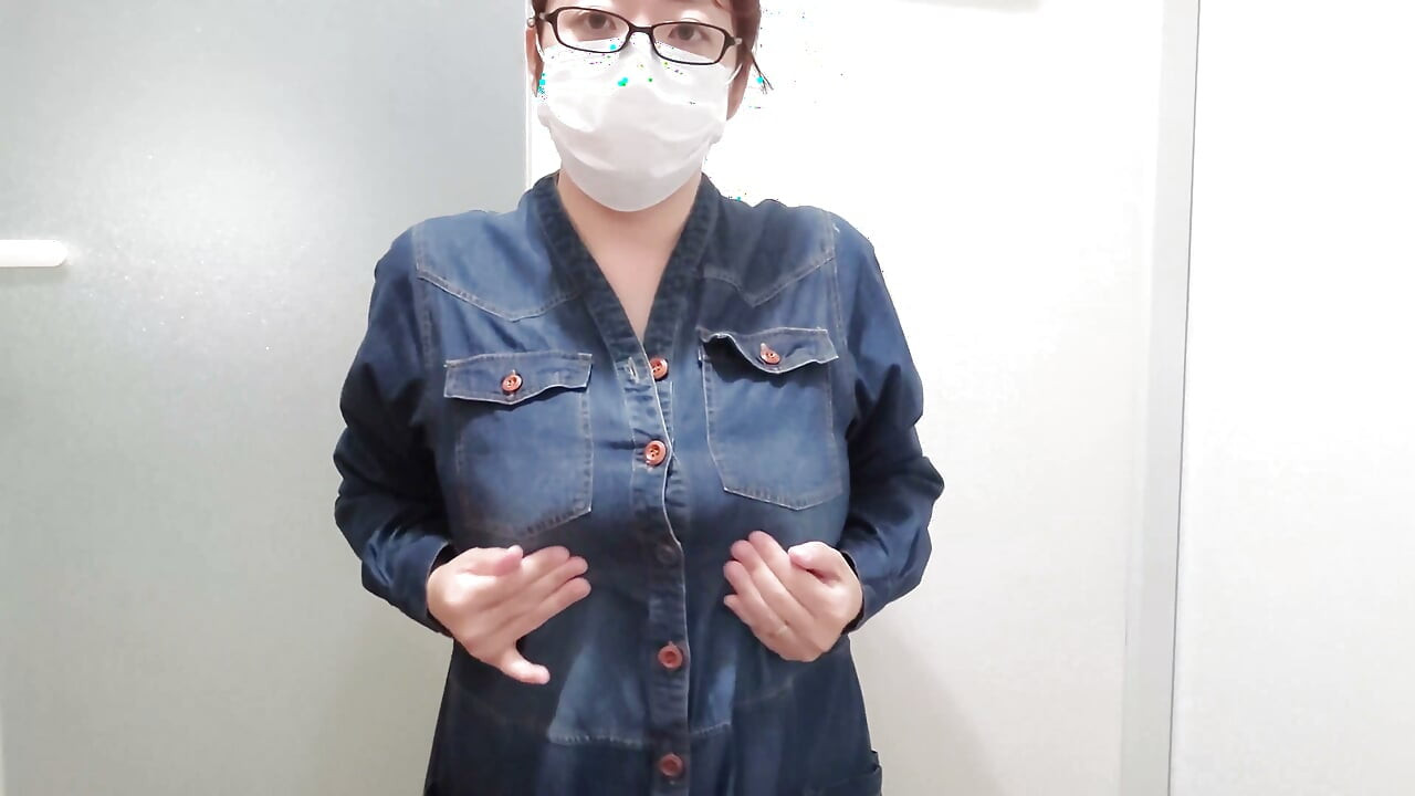 Evli kadın tutkulu bir şekilde mastürbasyon yapıyor