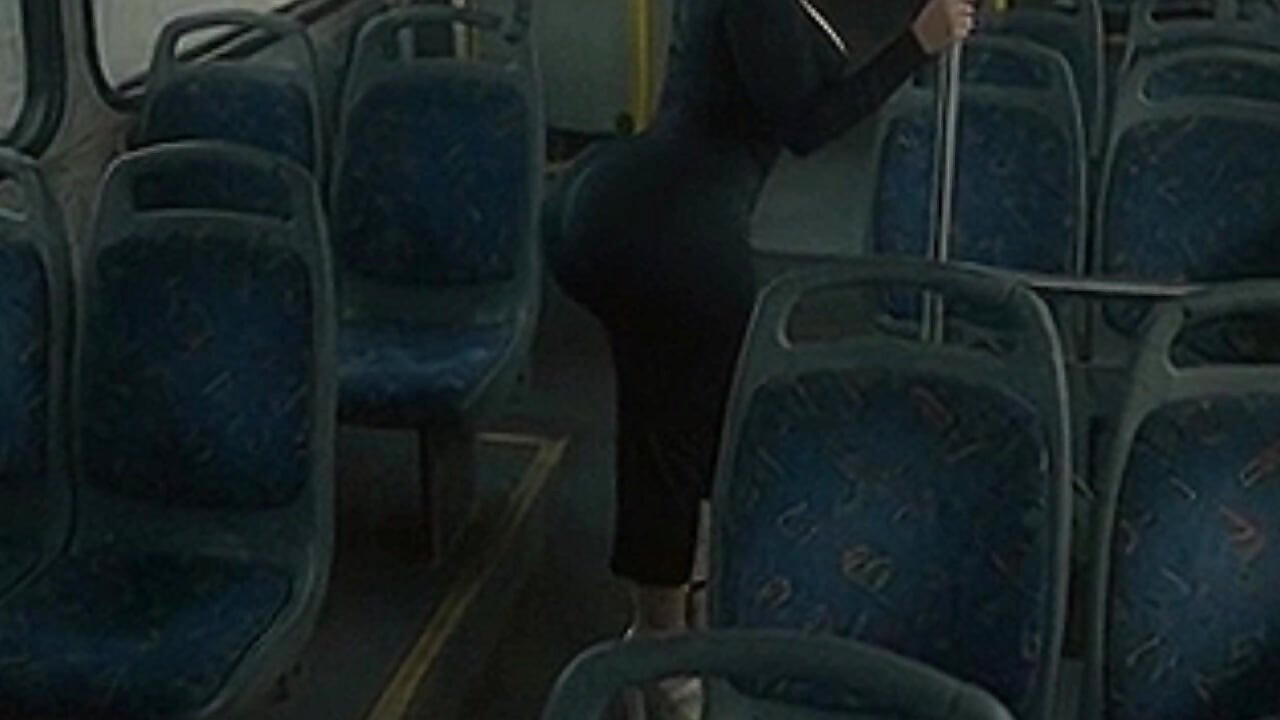 Minyon büyük götlü kız otobüste sıkı siyah taytla twerk yapıyor