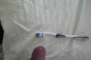 Porra na escova de dentes e no travesseiro da prima da esposa