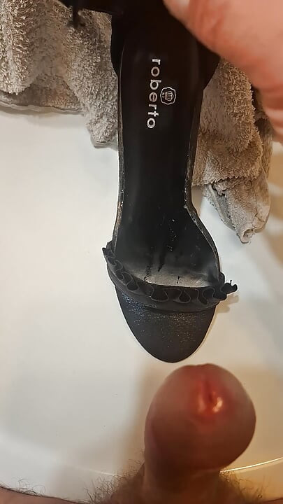 射在鞋子上
