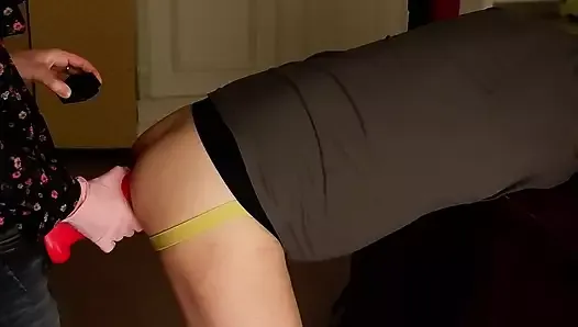 Pegging - gode ceinture femdom avec un gros gode rouge