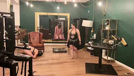 Зияющие анальные нижние растянуты широко пульсирующей игрушкой Dommes