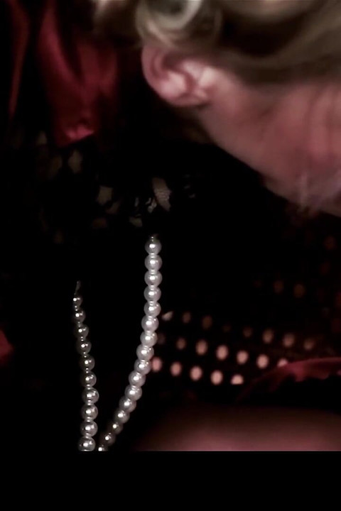 Sexo lésbico romántico con milf sensual y besos de amor