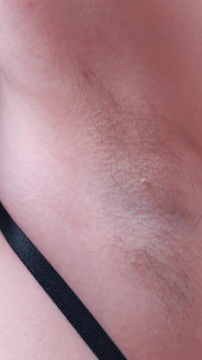 Ikoniskt ögonblick från "Armhåla BDSM fetisch - kvinnlig dominans förnedring"