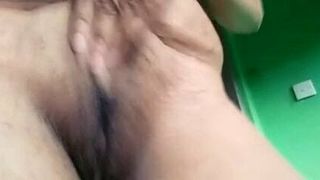 Indische slet Miya toont tieten en masturbeert in de ochtend