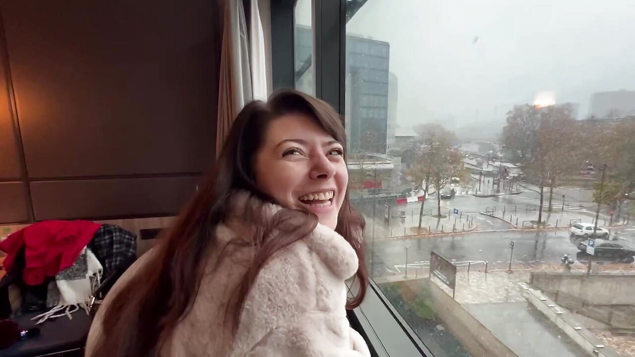 Uma linda francesa é fodida na neve na !! de Paris