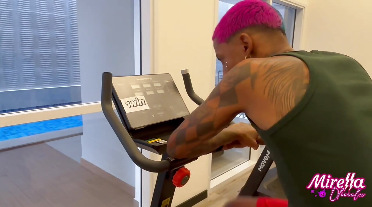 דפקתי את הבחורה הרזה עם הסיליקון מ-Smart Fit