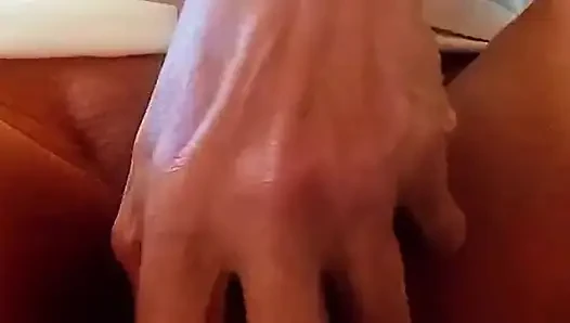 Bakire popom ilk oyuncağını alıyor ve penisim mutluluğun tadını çıkarıyor.
