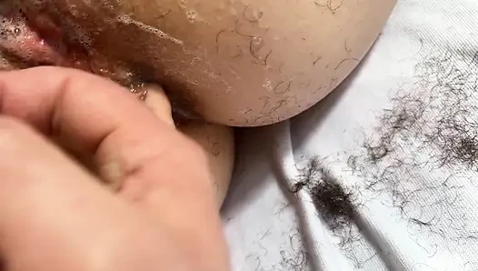 Ich rasierte gerade die Muschi meiner Frau, als mein Finger in ihren seifenartigen Hintern fiel
