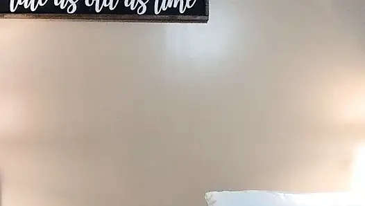 Bir kadın kılıklının yarağıma binişini düşünüyorum