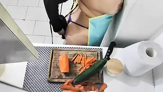 Ich schiebe eine riesige gurke in mein hungriges arschloch - fetisch
