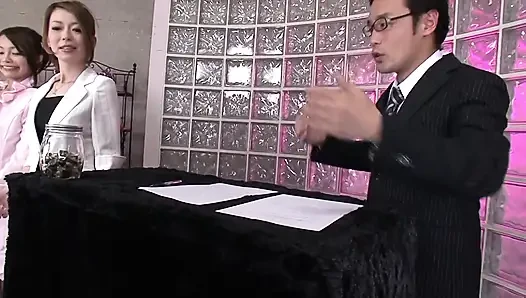 Dieser TV-moderator weiß, wie man junge asiatische models manipuliert