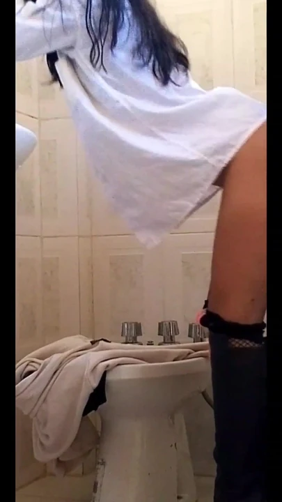 Momento emocionante de "Fomos ao banheiro da escola quando ninguém estava lá para poder"