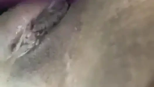 Pirang nakal bermain dengan vaginanya