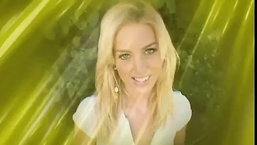 Чем она красивее, тем больше ей нравится глотать сперму