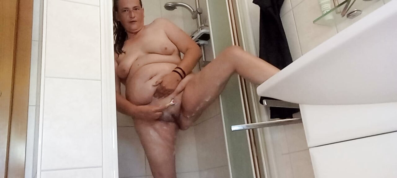 Mi cerdo panzón en la ducha