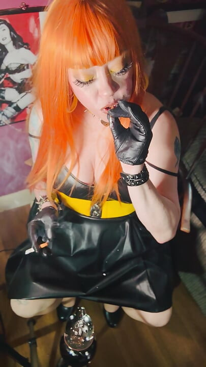 Rødhårede Tina Snua Røyker 2 sigaretter om gangen Iført en skinnkjole og hansker