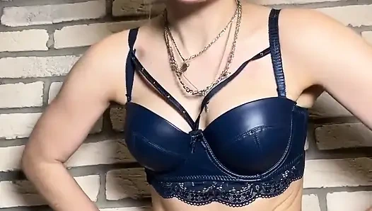 Шлепаю мою рабышку кнутом