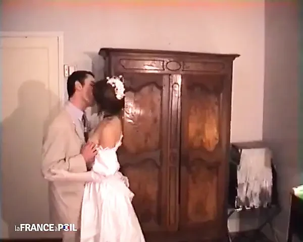 新婚夫妇给我们提供他们的新婚之夜!