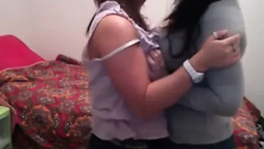 HOT!!! Two amateur lesbians make their first sext tape
