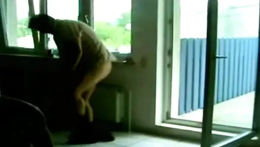 Mollige französische hure wird in einem heißen dreier hart gefickt