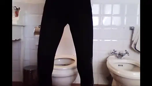 Smokin Fetish! Lihat gimana aku bisa santai sendirian di wc dengan rokok